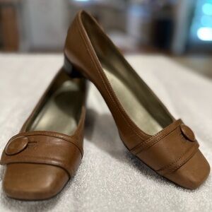 ⭐️⭐️ TALBOTS Brown Leather button Loafer low heel slip on classic shoes 6.5 EUC